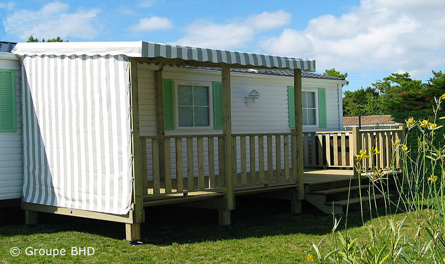 joue de coté et façade terrasse mobil home